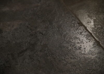 Pietra di Gerusalemme Bluestone, la scelta ideale per pavimenti e rivestimenti che combinano robustezza e stile. Con la sua finitura unica, il Bluestone è perfetto per creare ambienti di carattere.