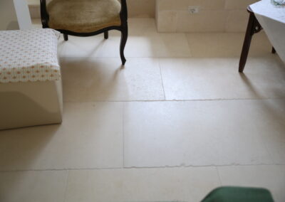 Pietra di Gerusalemme Perla con finiture luminose e sofisticate per spazi che vogliono distinguersi. Adatta per ambienti minimalisti ed eleganti.