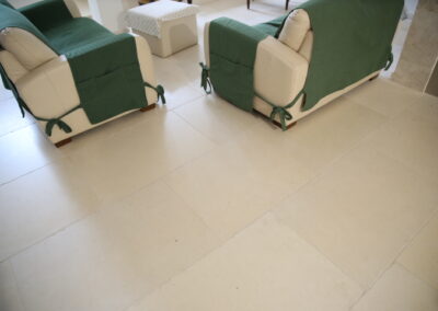 Pietra di Gerusalemme Perla con finiture luminose e sofisticate per spazi che vogliono distinguersi. Adatta per ambienti minimalisti ed eleganti.