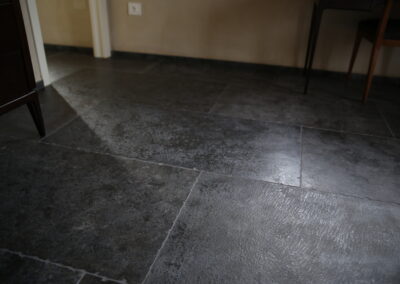 Pietra di Gerusalemme Bluestone, la scelta ideale per pavimenti e rivestimenti che combinano robustezza e stile. Con la sua finitura unica, il Bluestone è perfetto per creare ambienti di carattere.