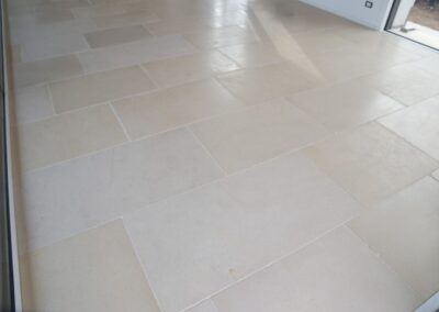 Pietra di Gerusalemme Perla con finiture luminose e sofisticate per spazi che vogliono distinguersi. Adatta per ambienti minimalisti ed eleganti.