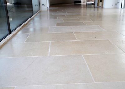 Pietra di Gerusalemme Perla con finiture luminose e sofisticate per spazi che vogliono distinguersi. Adatta per ambienti minimalisti ed eleganti.