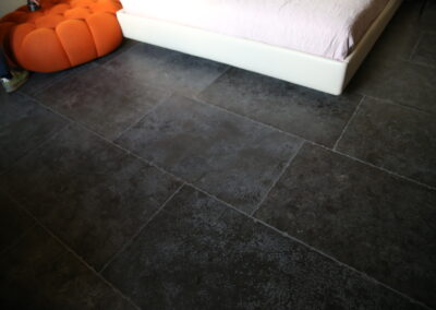 Pietra di Gerusalemme Bluestone, la scelta ideale per pavimenti e rivestimenti che combinano robustezza e stile. Con la sua finitura unica, il Bluestone è perfetto per creare ambienti di carattere.