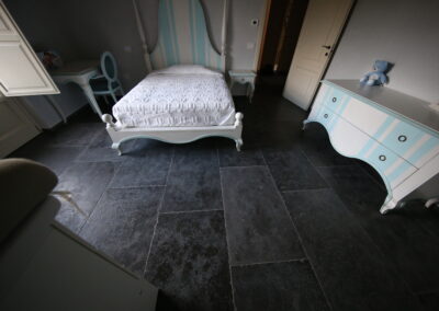 Pietra di Gerusalemme Bluestone, la scelta ideale per pavimenti e rivestimenti che combinano robustezza e stile. Con la sua finitura unica, il Bluestone è perfetto per creare ambienti di carattere.