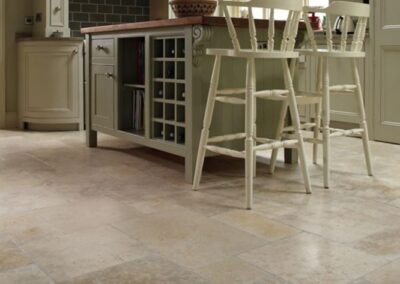 Unisci il meglio di due mondi con la Pietra di Gerusalemme Grey-Gold. La fusione di tonalità calde e fredde offre un contrasto affascinante, ideale per ambienti moderni con un tocco di calore.
