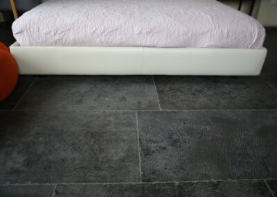 Pietra di Gerusalemme Bluestone, la scelta ideale per pavimenti e rivestimenti che combinano robustezza e stile. Con la sua finitura unica, il Bluestone è perfetto per creare ambienti di carattere.
