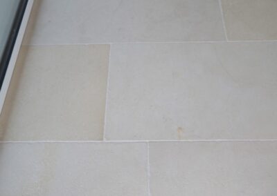 Pietra di Gerusalemme Perla con finiture luminose e sofisticate per spazi che vogliono distinguersi. Adatta per ambienti minimalisti ed eleganti.